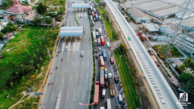 Ám ảnh kẹt xe ngay các cửa ngõ ra vào trung tâm TP.HCM - Ảnh 11.