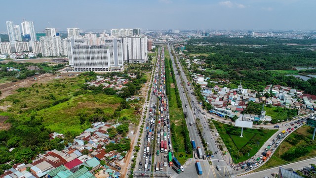 Ám ảnh kẹt xe ngay các cửa ngõ ra vào trung tâm TP.HCM - Ảnh 3.