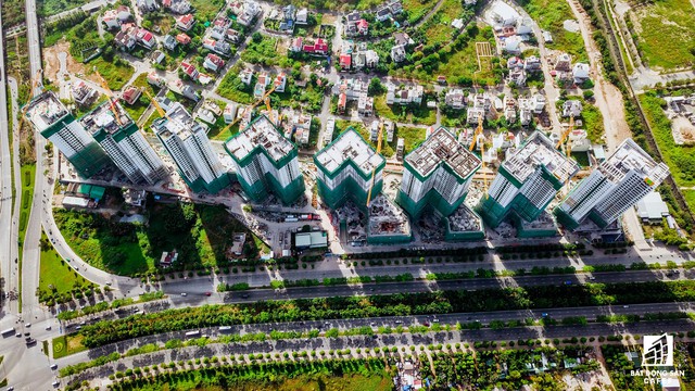 
Dự án The Sun Avenue trải dài hơn 500m mặt tiền đại lộ Mai Chí Thọ (quận 2), đã cất nóc 5 tòa tháp: SAV 1, SAV 2, SAV 6, SAV 8, SAV 7.

 
