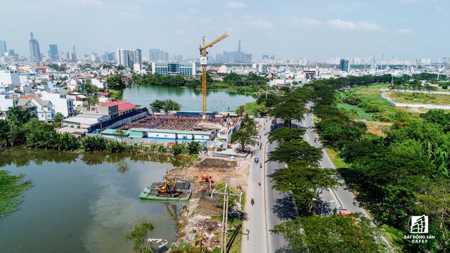 
Nằm ngay đầu đường Nguyễn Văn Linh là hai dự án khá lớn của Tiến Phát và Hoàn Cầu đang trong quá trình xây dựng. Dự kiến hai dự án này sẽ cho ra thị trường gần 1.000 căn hộ trong năm 2018.

 
