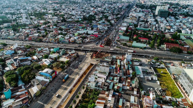 Toàn cảnh nút giao thông 3 tầng đầu tiên tại TP.HCM nhìn từ trên cao - Ảnh 3.