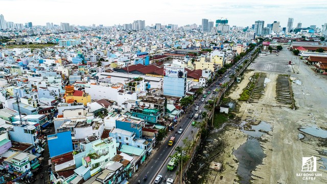  TP.HCM đã chấp thuận chủ trương đầu tư nâng cấp và mở rộng tuyến đường Nguyễn Tất Thành (quận 4) lên 45m. Đây là con đường huyết mạch ngay trung tâm thành phố, giúp kết nối quận 1 đến các quận phía Nam. 