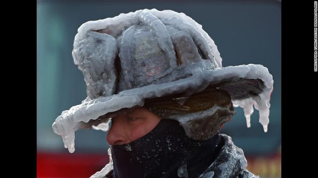 
Băng đọng trên mũ của một nhân viên cứu hỏa. Dù nhiệt độ lạnh giá nhưng nhiều vụ hỏa hoạn vẫn xảy ra, buộc lực lượng cứu hỏa liên tục phải làm việc.
