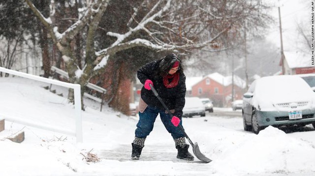 
Người dân dọn tuyết bên ngoài ngôi nhà của mình. Các nhà khí tượng học cảnh báo những gì tồi tệ nhất vẫn chưa xảy ra.
