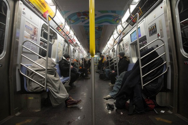 
Với những người khác, thời tiết lạnh giá khiến họ phải mang cả chăn để dùng khi đi tàu điện ngầm.
