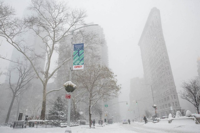 
Bão tuyết khiến tầm nhìn bị hạn chế trong khi tuyết rơi dày bao phủ đường phố, cây cối hay cả những tòa nhà. Những công trình biểu tượng của thành phố cũng trở nên khác biệt trong trận bão tuyết khiến khu vực bờ Đông nước Mỹ lạnh hơn sao Hỏa.
