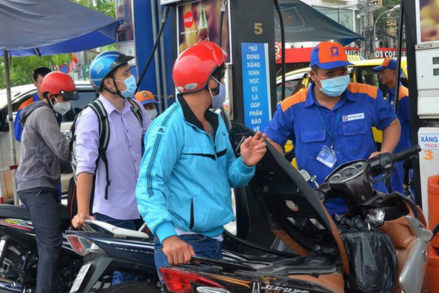 
Người tiêu dùng hy vọng được hưởng lợi khi thị trường xăng dầu có sự tham gia của doanh nghiệp nước ngoài.Ảnh: TẤN THẠNH
