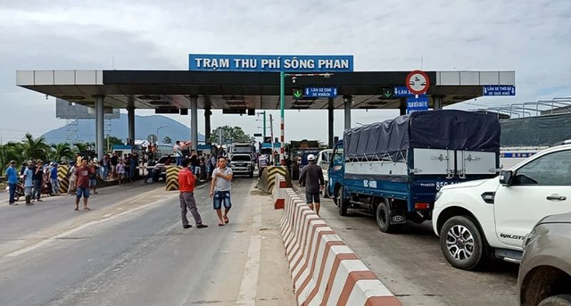 Tài xế dừng xe phản đối, BOT Sông Phan xả trạm - Ảnh 1.