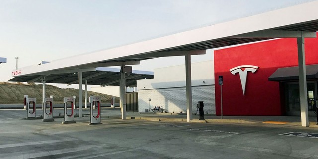 Trạm sạc xe điện sang chảnh của Tesla - Ảnh 1.