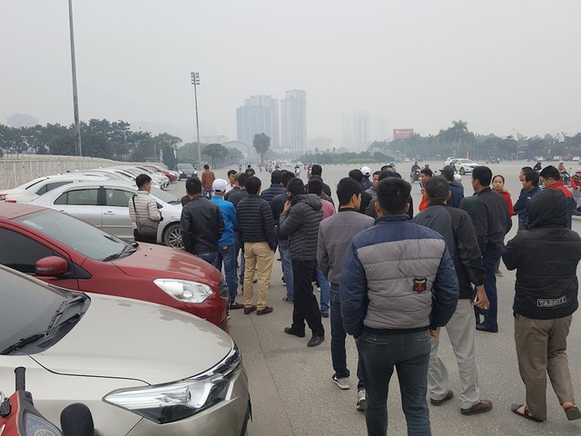 Hàng trăm xe ô tô tuần hành trên đường phố Hà Nội đòi Grab giảm tỷ lệ ăn chia - Ảnh 1.