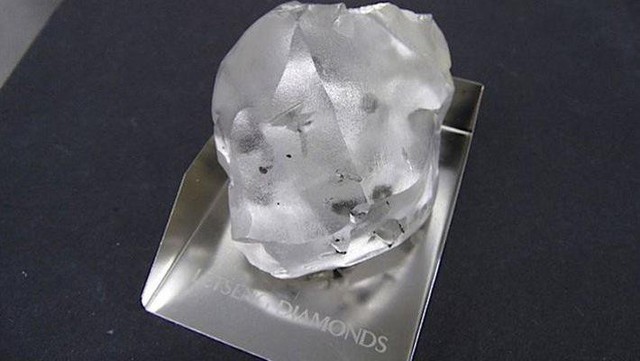 Tìm thấy viên kim cương khổng lồ 910 carat tại Châu Phi - Ảnh 1.