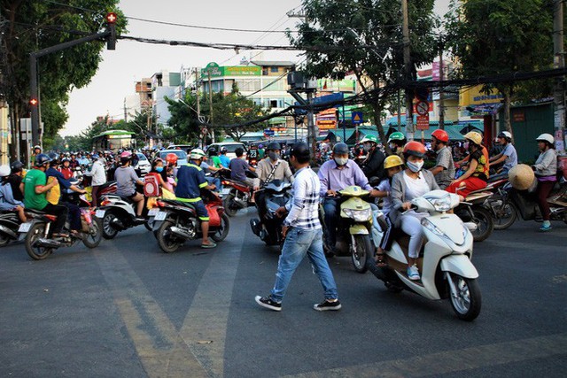  Nhiều người Sài Gòn không biết đi bộ sai luật có thể bị phạt tù đến 15 năm - Ảnh 4.