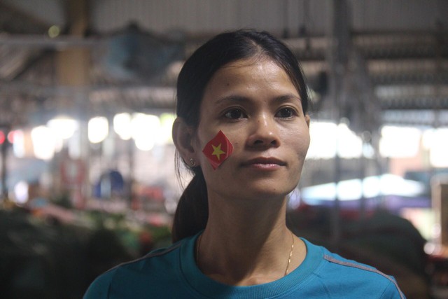 Tiểu thương Đà Nẵng treo quốc kỳ khắp chợ, nghỉ bán sớm để cổ vũ cho đội tuyển U23 Việt Nam - Ảnh 5.