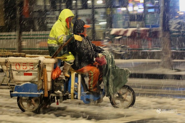 
Tuyết rơi kéo dài ở Trung Quốc khiến các hoạt động thường ngày của người dân gặp nhiều bất lợi.
