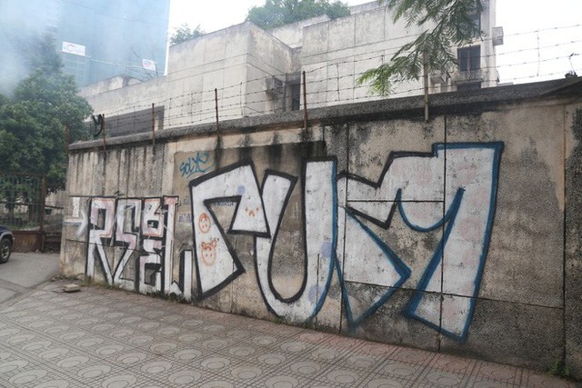  Phố phường Hà Nội bị bôi bẩn bởi vẽ graffiti như thế nào? - Ảnh 6.