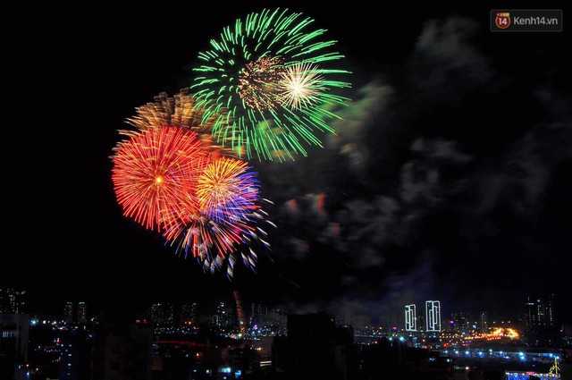 Nhìn lại những khoảnh khắc pháo hoa rực rỡ trời đêm, Sài Gòn hân hoan đón chào năm mới 2019 - Ảnh 1.