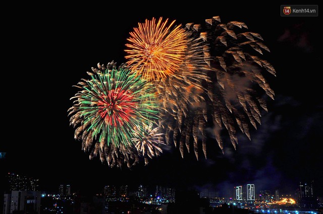 Nhìn lại những khoảnh khắc pháo hoa rực rỡ trời đêm, Sài Gòn hân hoan đón chào năm mới 2019 - Ảnh 3.