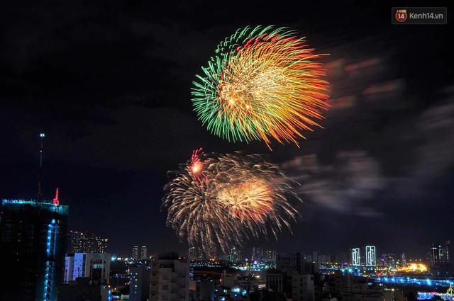 Nhìn lại những khoảnh khắc pháo hoa rực rỡ trời đêm, Sài Gòn hân hoan đón chào năm mới 2019 - Ảnh 4.