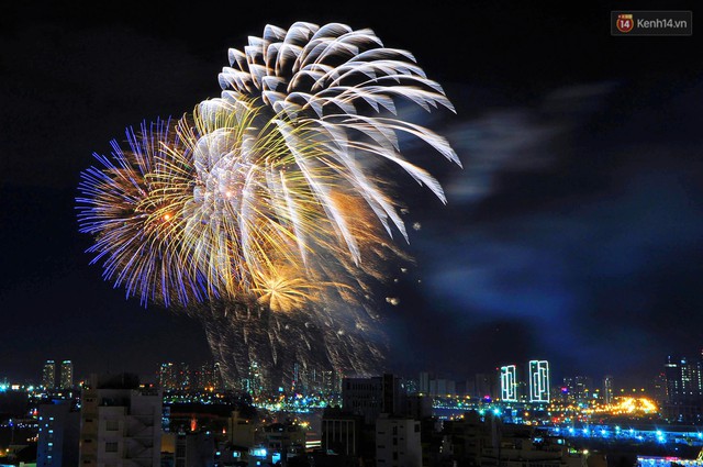 Nhìn lại những khoảnh khắc pháo hoa rực rỡ trời đêm, Sài Gòn hân hoan đón chào năm mới 2019 - Ảnh 5.