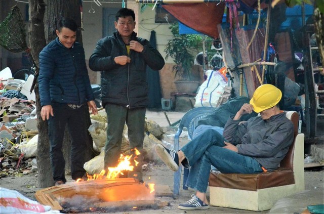 Ảnh: Dân lao động Thủ đô đốt lửa sưởi ấm, mưu sinh trong giá rét kỷ lục - Ảnh 6. Ảnh: Dân lao động Thủ đô đốt lửa sưởi ấm, mưu sinh trong giá rét kỷ lục - Ảnh 6.