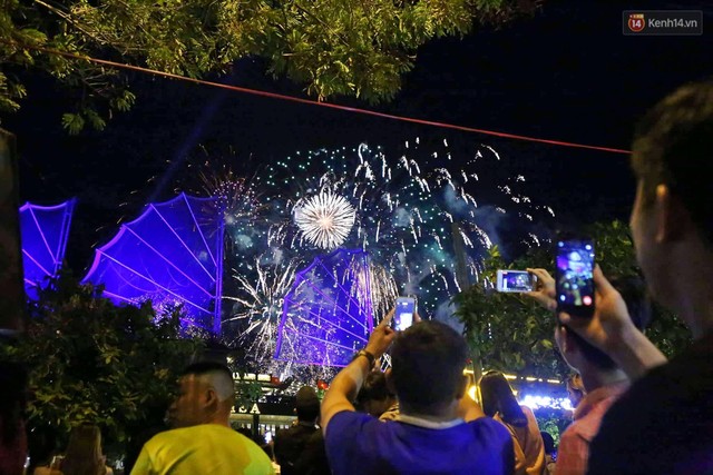Nhìn lại những khoảnh khắc pháo hoa rực rỡ trời đêm, Sài Gòn hân hoan đón chào năm mới 2019 - Ảnh 6.