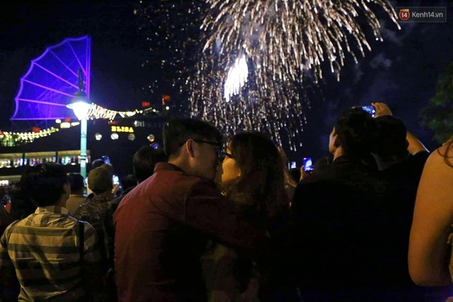 Nhìn lại những khoảnh khắc pháo hoa rực rỡ trời đêm, Sài Gòn hân hoan đón chào năm mới 2019 - Ảnh 7.