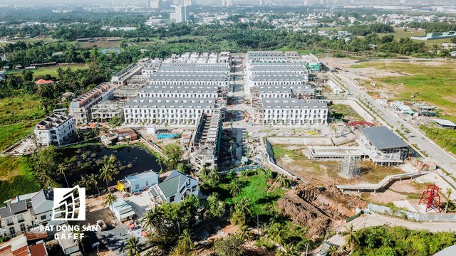 Nhiều hạng mục đang thi công ngổn ngang nhưng chủ dự án Sim City (Quận 9) ép khách hàng nhận nhà - Ảnh 1.