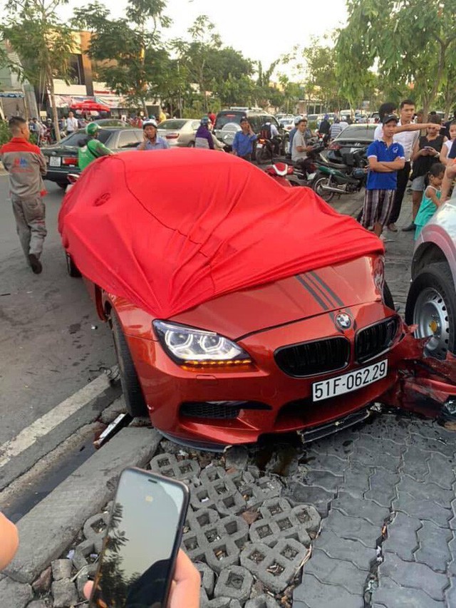  Ô tô BMW gây tai nạn liên hoàn trên đường phố Sài Gòn, những người trên xe rời khỏi hiện trường - Ảnh 3.