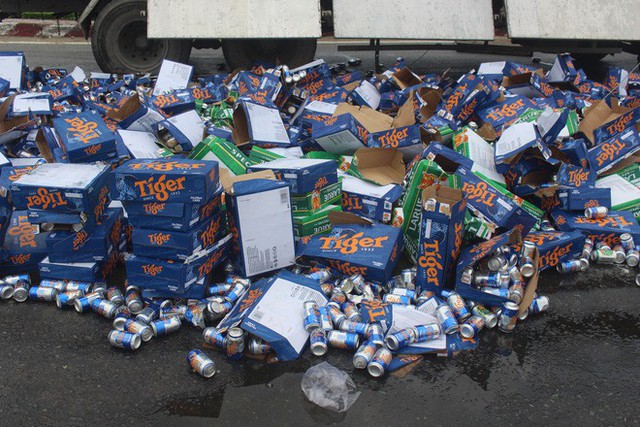  Hàng trăm thùng bia rơi xuống đường, người dân phụ tài xế thu gom - Ảnh 2.