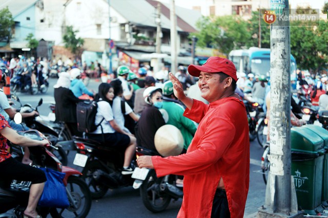 Phía sau đoạn clip người đàn ông mặc áo dài đỏ, nhảy múa trên hè phố Sài Gòn: Kiếm tiền cho con đi học, có gì phải xấu hổ - Ảnh 1.