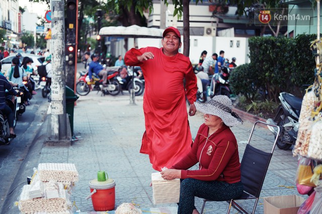 Phía sau đoạn clip người đàn ông mặc áo dài đỏ, nhảy múa trên hè phố Sài Gòn: Kiếm tiền cho con đi học, có gì phải xấu hổ - Ảnh 3.