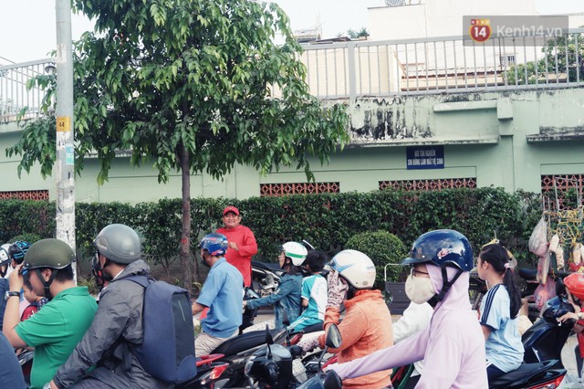 Phía sau đoạn clip người đàn ông mặc áo dài đỏ, nhảy múa trên hè phố Sài Gòn: Kiếm tiền cho con đi học, có gì phải xấu hổ - Ảnh 4.