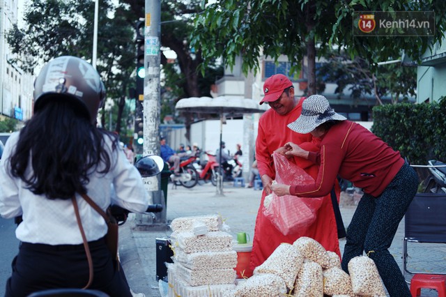 Phía sau đoạn clip người đàn ông mặc áo dài đỏ, nhảy múa trên hè phố Sài Gòn: Kiếm tiền cho con đi học, có gì phải xấu hổ - Ảnh 8.