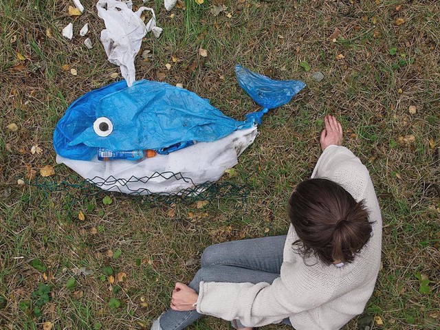 Sáng tạo từ rác thải nhựa - Hành động kỳ lạ của bà mẹ trẻ khiến cộng đồng thức tỉnh: Chúng ta đang làm gì với trái đất? - Ảnh 2.