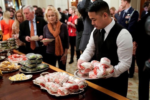 Cận cảnh bữa tiệc đồ ăn nhanh ở Nhà Trắng khi chính phủ Mỹ đóng cửa - Ảnh 8.