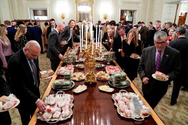 Cận cảnh bữa tiệc đồ ăn nhanh ở Nhà Trắng khi chính phủ Mỹ đóng cửa - Ảnh 10.