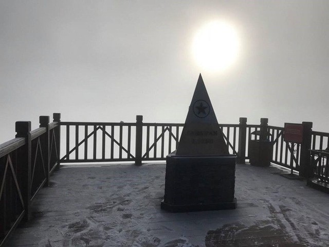  Mờ sáng ngắm tuyết rơi trắng tinh khôi trên đỉnh Fansipan ngỡ trời Tây - Ảnh 7.