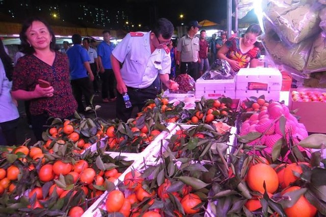Cam Canh Trung Quốc đầy chợ đầu mối Sài Gòn - Ảnh 2.