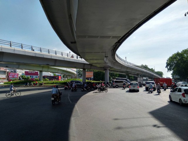  Cận cảnh cầu vượt ‘giải cứu’ kẹt xe ở cửa ngõ sân bay Tân Sơn Nhất - Ảnh 1.