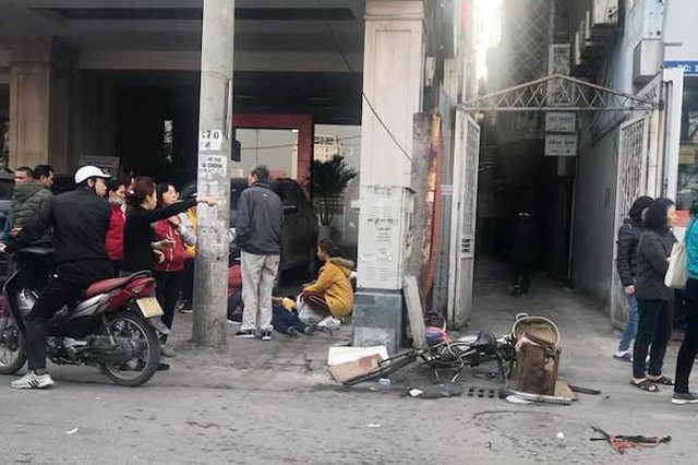 Hiện trường ôtô ‘điên’ đâm liên hoàn trên phố Hà Nội làm 1 người chết - Ảnh 3.