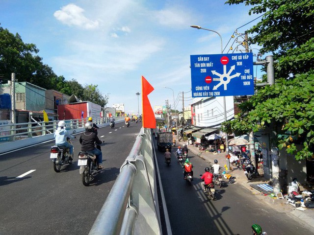  Cận cảnh cầu vượt ‘giải cứu’ kẹt xe ở cửa ngõ sân bay Tân Sơn Nhất - Ảnh 5.