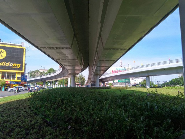  Cận cảnh cầu vượt ‘giải cứu’ kẹt xe ở cửa ngõ sân bay Tân Sơn Nhất - Ảnh 8.