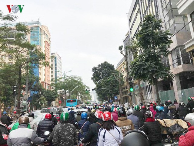 Ảnh: Đường phố Hà Nội ùn tắc trong ngày đi làm đầu tiên của năm 2019 - Ảnh 2. Ảnh: Đường phố Hà Nội ùn tắc trong ngày đi làm đầu tiên của năm 2019 - Ảnh 2.