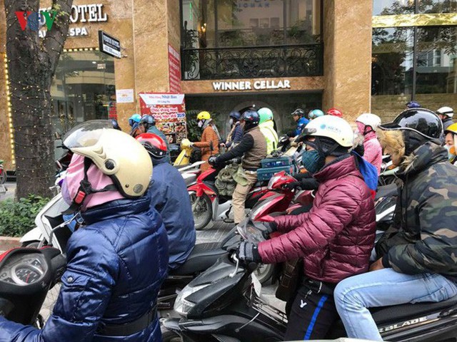  Ảnh: Đường phố Hà Nội ùn tắc trong ngày đi làm đầu tiên của năm 2019 - Ảnh 5.