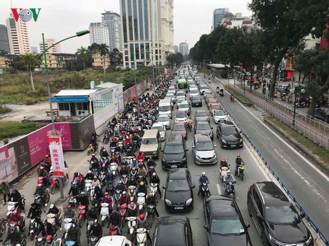  Ảnh: Đường phố Hà Nội ùn tắc trong ngày đi làm đầu tiên của năm 2019 - Ảnh 6.
