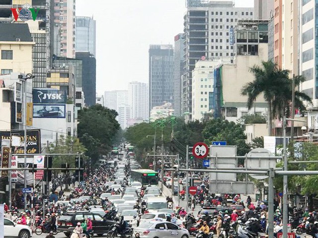  Ảnh: Đường phố Hà Nội ùn tắc trong ngày đi làm đầu tiên của năm 2019 - Ảnh 8.