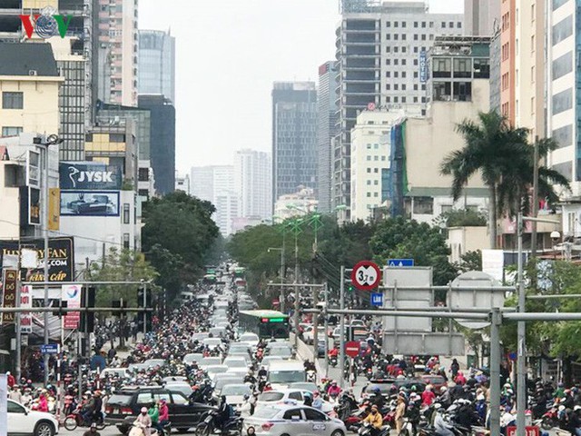 Ảnh: Đường phố Hà Nội ùn tắc trong ngày đi làm đầu tiên của năm 2019 - Ảnh 8. Ảnh: Đường phố Hà Nội ùn tắc trong ngày đi làm đầu tiên của năm 2019 - Ảnh 8.