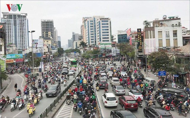  Ảnh: Đường phố Hà Nội ùn tắc trong ngày đi làm đầu tiên của năm 2019 - Ảnh 10.