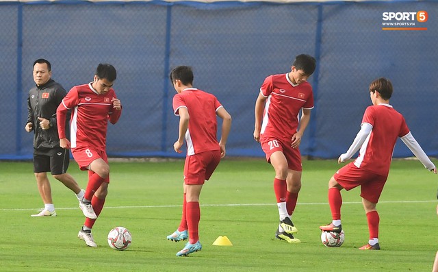 HLV Park Hang-seo ngồi 1 góc riêng suy tư, đợi học trò ra sân tập trước ngày đấu Jordan - Ảnh 12.