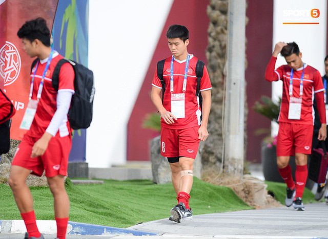HLV Park Hang-seo ngồi 1 góc riêng suy tư, đợi học trò ra sân tập trước ngày đấu Jordan - Ảnh 8.